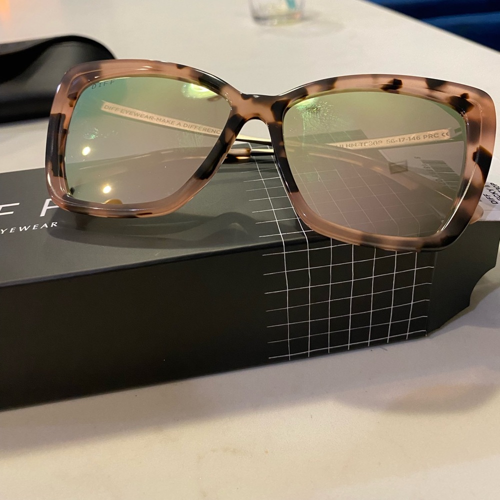 NIB Diff Becky II Sunglasses